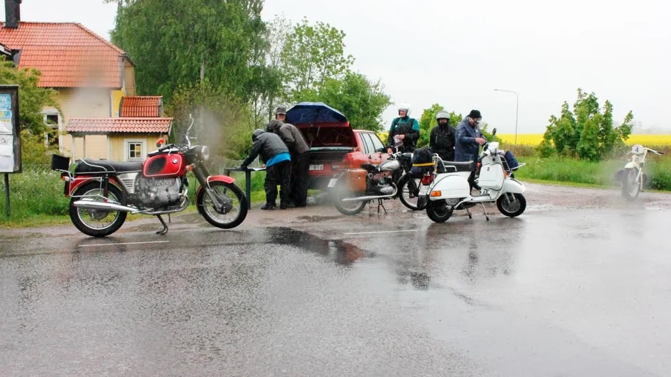 Paus. Från kontrollen vid Tåbykorset, här bl a Björn Carlsson, som körde vespa de tolv milen runt Vikbolandet, i regnet.
            Foto: Hasse Johnsson