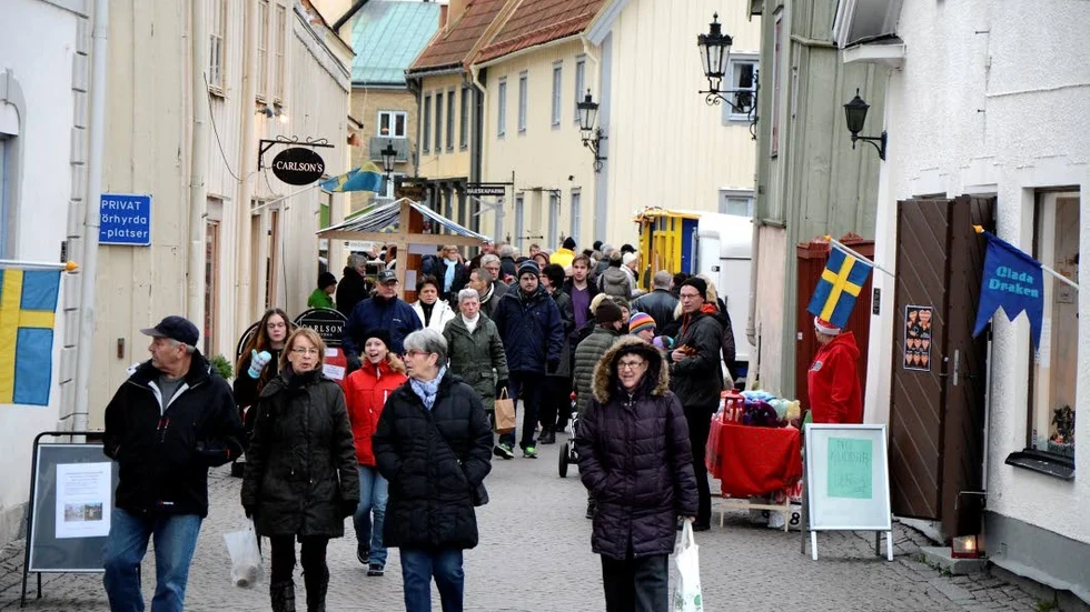 Mycket folk rörde sig på Storgatan mellan torgen.