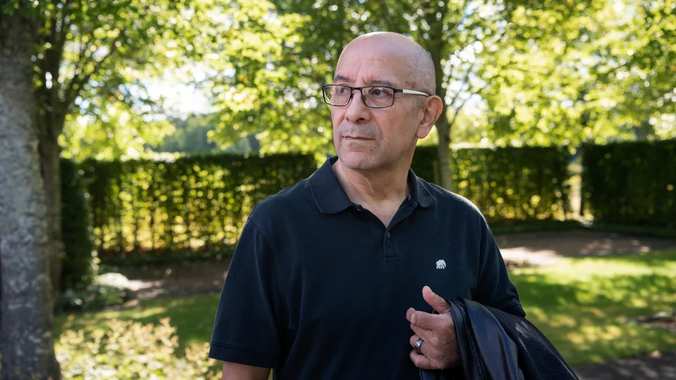 Christián Gustavsson säger att han inte är religiös, men vill ändå ta med oss till Berthågas trädkyrka. Hit går han ofta. "Kanske finns hon i en annan dimension, utan smärta", säger han.