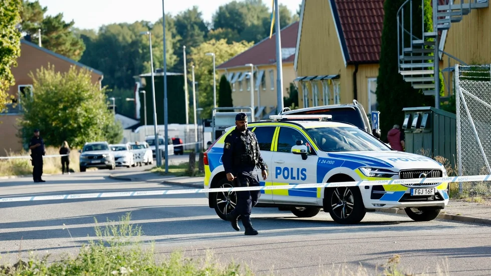 En man har skottskadats i Hässlö i Västerås kommun.
