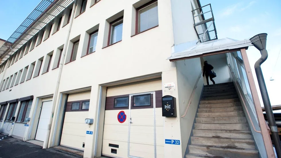Trots längre sysselsättningsdagar har inte Jobbfabriken avsatt mer tid åt deltagarna att söka arbete, skrev Folkbladet förra året.