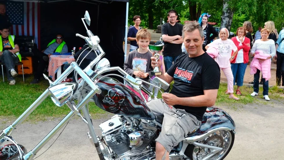 Finaste motorcykeln. Joakim Carmstedt från Finspång fick priset för vinnande motorcykel vid utställningen i Bruksparken. Här ses han med sin Big Dog.
