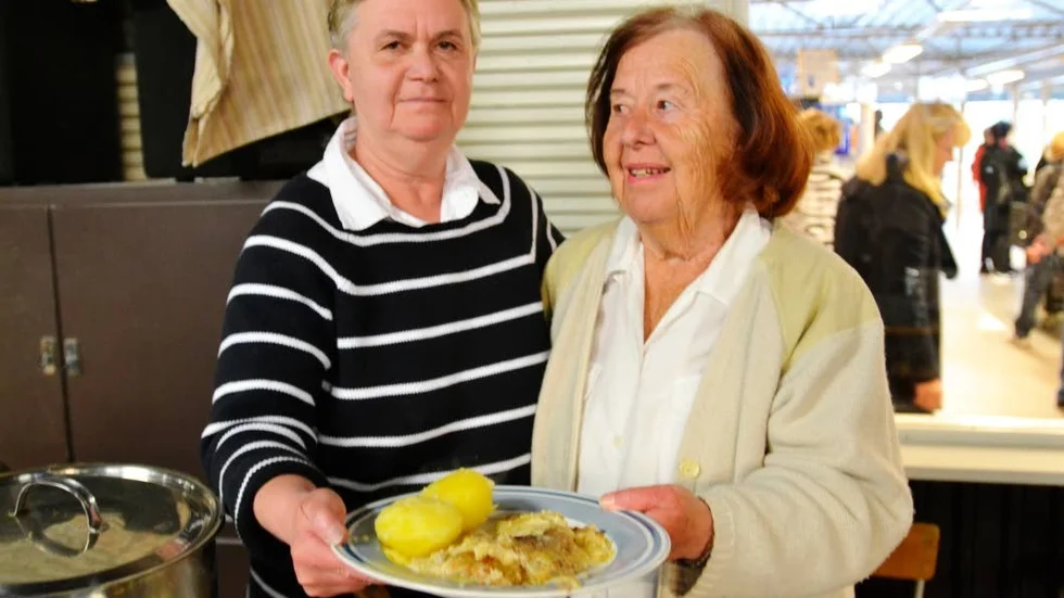 Frestade med hyttsill. Lillemor Gahnström och hennes manna Wivan Gahnström fick potionera ut mycket hyttsill under Glasets dag i Rejmyre.