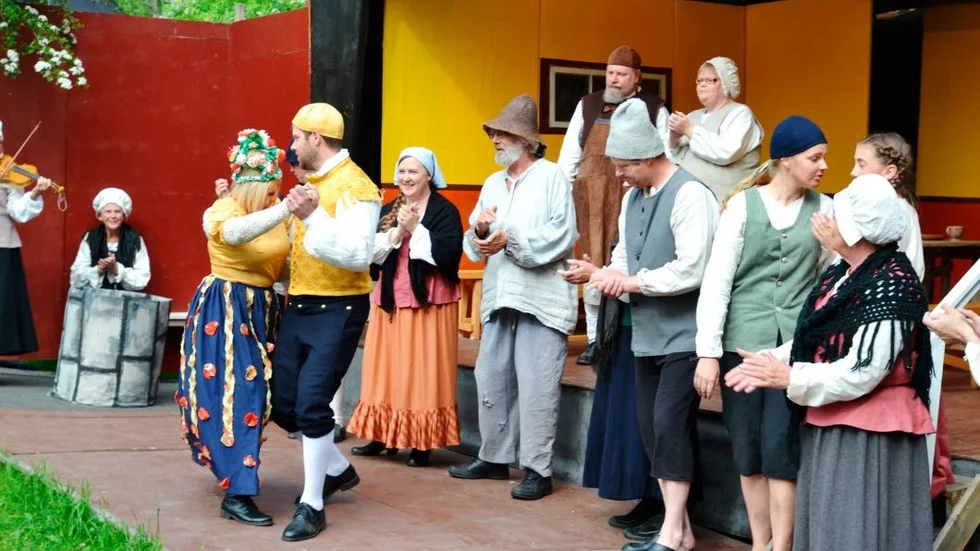 Som en dans. Det har årets sommarteater vid Gruvstugan i Hällestad gått, men på söndagen var det säsongsavslutning för den här sommaren.