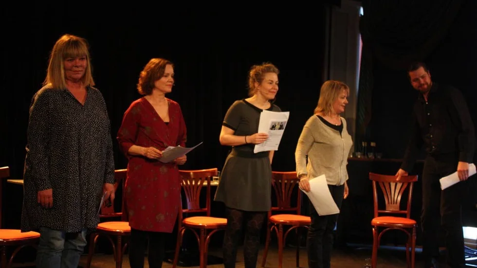 Liselott Lindeborg, Stina von Sydow, Caroline Harrysson,  Marika Strand och Tobias Almborg avlöste varandra som uppläsare.