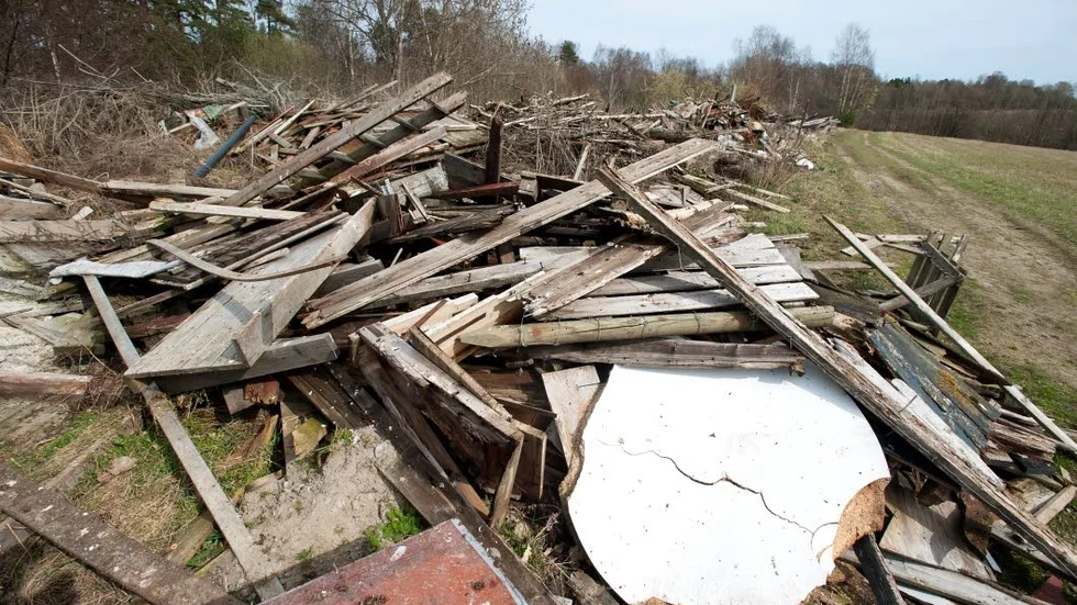 Rivningsmaterial. Stora mängder illaluktande skräp ligger alldeles intill vandringsleden vid Svensksundsvikens naturreservat.