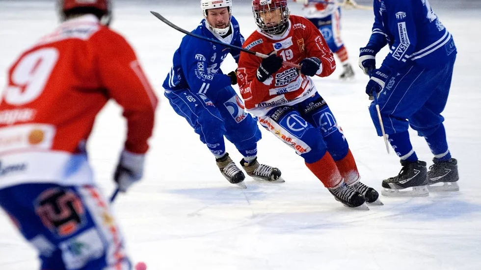 Lämnar. Robin Bruder lämnar Faik Bandy efter fyra säsonger i A-laget.