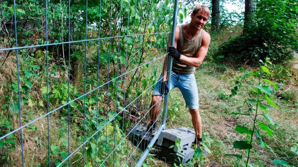 Staket. Under helgen har Erik Oldestam och de andra som jobbar inför Skogsröjet satt upp två kilometer staket runt festivalområdet.