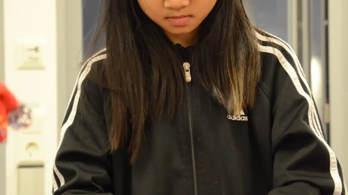 Julkort. Thippawan har gjort ett julkort som hon dekorerar med klistermärken.