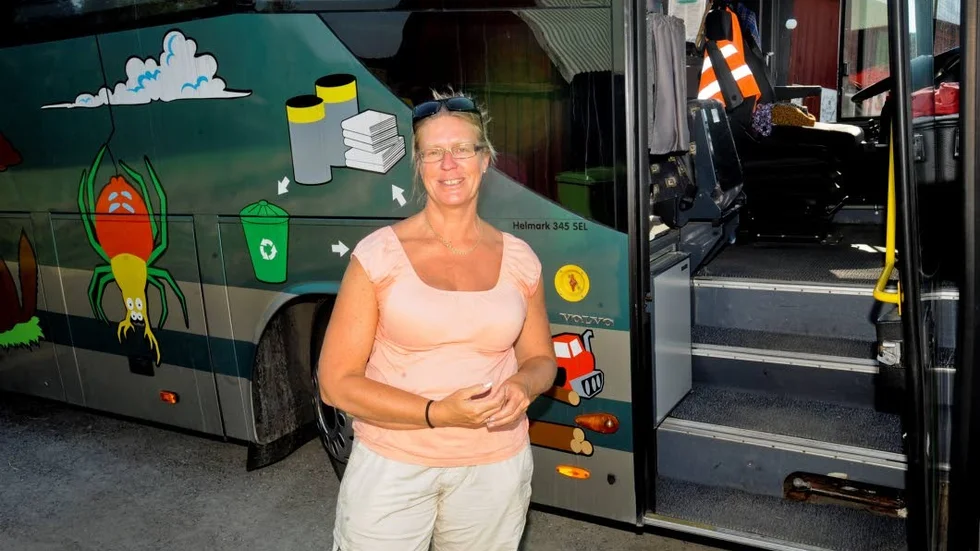 En buss kommer lastad. Anette Aspegren-Güldorff tror att matsafarin kan vara ett sätt att få folk att förstå var maten vi äter kommer ifrån. Hon hoppas också att många upptäcker de många gårdsbutikerna på Vikbolandet.