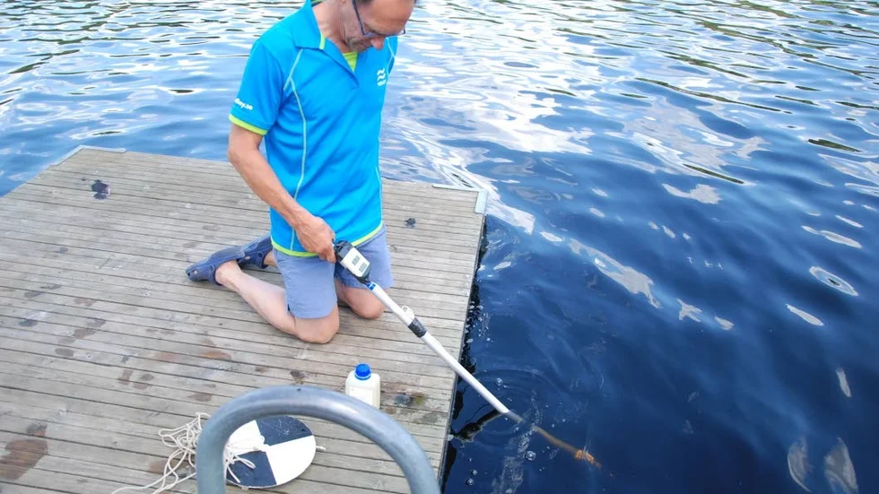Vattentest. Christer Larsson från Medley kollar temperaturen, djupsikten och tjänligheten i vattnet.