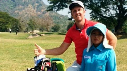 Glad. Krister Eriksson, med en lokal caddie, avslutade vasst i Hua Hin och får kvala vidare mot en plats på den asiatiska golftouren. Foto: Privat