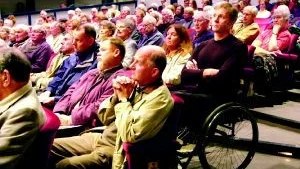 Många var frågorna som kom upp på debatten i gårkväll. Stämningen var stundtals hetsig. Men Hörsalen var långtifrån fullsatt. 
FOTO: JANNE FORSBY