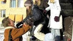 Föräldern Lisa Lundmark fick ett varmt välkomnande av eleverna på Råsslaskolans skolgård.
FOTO: JANNE FORSBY