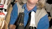 Här va´re skumpa. Gudrun Sonebrand på Systembolaget, Drottninggatan, demonstrerar ett par av de populärare sorterna mousserande vin. 1500 flaskor, gissningsvis, såldes här igår.
FOTO: ANITA KJELLBERG