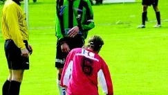 Andreas Karnevald får symbolisera Hirds fall mot Derby/Wolfram. Domaren Åke Ramqvist, Motala, t v, spelade också en huvudroll i matchen då han knappast visade känsla när han visade Gustav Leijon av planen redan efter 55 minuter. 
FOTO: OLA AXMAN