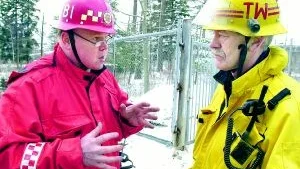 - Vad ska vi göra? Räddningslearen Torbjörn Gunneryd och brandmästare Torsten Westöö diskuterar efter den andra explosionen.
FOTO: JANNE FORSBY