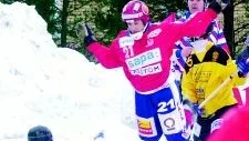 Faik:s Peter Forstén och hans lagkamrater såg med en flygande avslutning till att vända underläge 3-4 till seger med 8-4 under matchens sista 20 minuter i hemmamötet med Köping.
FOTO: TITTI OLOVSSON