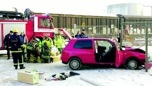 En personbil krockade igår med ett godståg på Sjötullsgatan. Olyckan inträffade vid tiotiden på förmiddagen.
FOTO: ROBERT SVENSSON