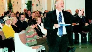 Det kom mycket folk till Missionskyrkan för att lyssna till debatten om alkohol och droger som leddes av Siewert Öholm.
FOTO: GUNNAR JOHANSSON