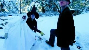 Du är avslöjad! Du har orienteringsskor. Spöket Anna Håkansson och häxan Linnea Netz, finner det enda som visar att Erik Olsson skall ut och orientera i stället för att gå på herrmiddag.
FOTO:NILS SJÖDIN