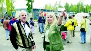 - Den här utflykten blev möjlig tack vare välvilliga sponsorer, sa Lennart Cederberg, ordförande i Föreningen Omsorgsjul för hemlösa i Norrköping, som bjöd nästan 50 hemlös och mindre bemedlade Norrköpingsbor på en djurparksdag igår. Här ses Lennart med Silvy Bohlin från djurparken.