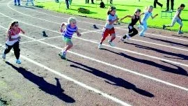 Försöksheat på 60 meter för yngsta flickklassen, sju år. Elin Karlsson, Grytgöls skola (trea från höger i svart dräkt) vann loppet. Hon blev sedan också guldmedaljör efter finalsegern.
FOTO: GUNNAR JOHANSSON