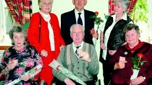Medaljörer. Sittande från vänster Barbro Gustavsson, Åke Yderfors som tidigare varit ordförande i tolv år och Ulla Olofsson. Stående från vänster Anita Falk vice distriktsordförande, Karl- Erik Andersson och Gerd Gardarsson nuvarande ordförande i lokalföreningen.
FOTO: GUNNAR JOHANSSON