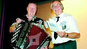 En duo som stod i centrum på Äldredagen i Finspång. Underhållaren Glenn Sundberg höll igång med dragspelsmusik, sång och munväder och författaren Ruben Hammarberg berättade om och gav tips på hur man lever ett bra pensionärsliv.
FOTO: GUNNAR JOHANSSON
