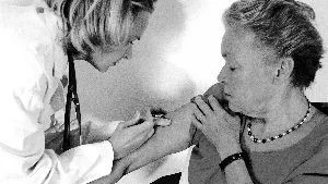 Nästa år ska riskgrupperna, bland annat äldre, vaccineras mot influensan  - gratis.
FOTO: SCANPIX