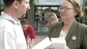 Per-Erik Störe var en av flera Finspångsbor som igår passade på att ställa frågor till EU-parlamentarikern Marit Paulsen (fp).
FOTO: TITTI OLOVSSON