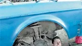 Alla hjälps åt med att försöka få ordning på Volvon som krockskadades i en tävling för någon vecka sedan. Under bilen ligger bröderna Thomas (t v) och Henrik Karlsson. Nicklas Eriksson och Christoffer Karlsson fixar till kanterna på motorhuven. 
FOTO: ANITA KJELLBERG