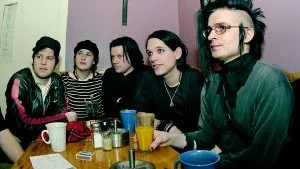 Det är många svartklädda bakom goth- och synthklubben Lakritz: Stefan Looström, Karolina Degerman, Erik Svensson, Lars Bosma och Jouni Peura. 
FOTO: FREDRIK SCHLYTER