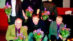 Ledarsextetten som i olika roller lotsade fram Finspångs AIK till division 1 i bandy blomsterhyllades på säsongsavslutningen. Stående från vänster: Mats Wisell, Björn Tell, Roger "Gubben" Carlsson. Knästående från vänster: Göran "Nadden" Wallberg, Bo "Oball" Larsson och Kaj Hoffrén.
FOTO: PER-ERIK STÖRE