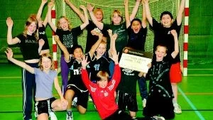 Glädjen var stor i Grosvad lag röd som besegrade Lotorp i finalen i årskurs 5 i Klasshandbollen och tog hem segerchecken på 1 000 kronor i Föreningssparbanken cup.
FOTO: GUNNAR JOHANSSON