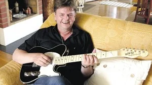 Med gitarren.  Vi hann inte med att tänka på om det var kul. Vi förstod inte själva vad som hände, säger Janne Frisk om de där intensiva åren när Hep Stars slagit igenom.