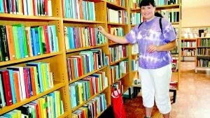 Trogen besökare. Elinore Hellqvist, 22, är en av Finspångs biblioteks mest trogna besökare. Hon brukar låna böcker, filmer och cd-skivor nästan varje dag året runt.
FOTO: CAROLINA HÄGGKVIST