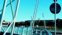 - Jag har inspirerats av lutande gatubelysning i Malmö, när jag designade den nya spotlightsliknande brobelysningen över Söderleden vid Skarphagsleden, berättar arkitekten Helena Hasselberg. Och jag kallar de lutande stolparna med lamporna för "klockor på en stängel".