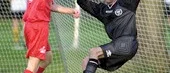 Hästen sparkar Andreas