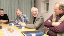 Stämningen är lugn och avslappnad kring bordet när stresshanterarna träffas. Ett riktigt gott garv kan faktiskt förlänga livet. Fr v ses Stanley Fried, Rolf Pettersson, Janne Lundqvist och Torsten Eriksson.
FOTO: JANNE FORSBY