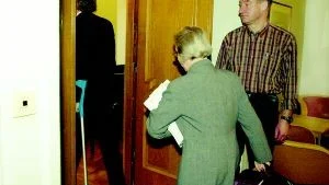 Den åtalade 47-åringe handläggaren från Migrationsverket går in i rättssalen, tätt följd av åklagare Mona Malmberg.  
FOTO: ANITA KJELLBERG
