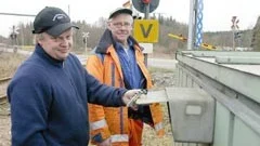 Gunnar Jocke Johansson och Mats Dahlberg kollade järnvägsövergångar mellan Finspång och Kimstad på tisdagen.
FOTO: TITTI OLOVSSON