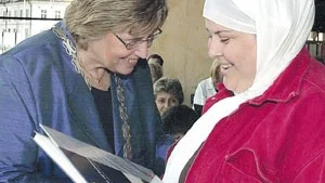 Iréne Lindén tar över ordförandeklubban i kommunfullmäktige.
FOTO: HASSE JOHNSSON
