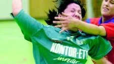 Jenny Lagerqvist är på väg att göra ett av sina fem mål i segermatchen (26-16) mot Lidingö. Bakom NKIK:s femte raka seger fanns ett fantastiskt målvaktsspel av Madelene Swärdh och en stark offensiv av Åsa Lundmark.
FOTO: NICLAS SANDBERG