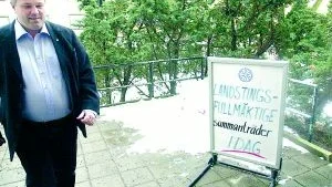 - Ett sånt här bombhot mot landstingsfullmäktige ser jag som ett hot mot demokratin och därmed en mycket allvarlig sak, sa landstingsstyrelsens ordförande Paul Håkansson (s), som här ses utanför byggnaden efter utrymningen.