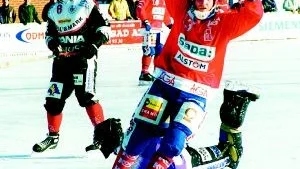 Faik:s Magnus "Lommen" Gustavsson jublar efter att stänkt in ett av sina fem mål mot Värmbol/KSK. Hemmalaget vann till slut med hela 15-3 och kan ta sikte mot kvalspel till division 1.
FOTO: GUNNAR JOHANSSON