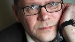 Oväntad framgång. "För en författare van att leva i marginalen och vars förra roman sålde i 6 000 exemplar är det här en smått surrealistisk upplevelse", sa Kari Hotakainen om framgången för "Löpgravsvägen" redan innan han fick Nordiska rådets litteraturpris.                                                                 FOTO: PRESSENS BILD
