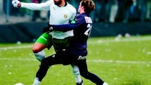 Alexander Östlund var lagkompis med Johan Roxström för några år sedan, men igår var det inga kamratliga tag mellan "Salle" och "Rocky". En match-i-matchen som Hammarbyspelaren vann med klara siffror. 
FOTO: PRESSENS BILD