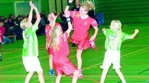 Laddar för skott. Skottviljan fanns hos Faik 2:s D-flickor när Skuru IK stod för motståndet i gruppspelet, men laget förlorade dock med 4-3. FOTO: GUNNAR JOHANSSON