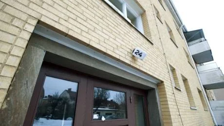 Vid fönstret brevid porten finns en glipa mellan glaset och listen, något som bidrar till att det regnar och snöar in. Ovanför porten hänger lampan på sniskan.